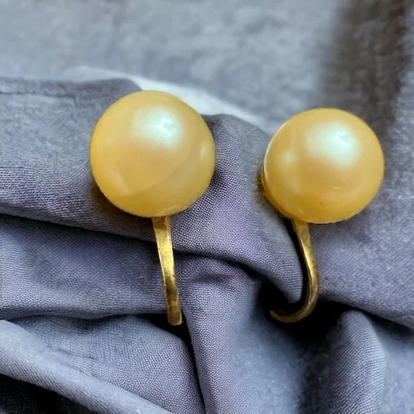 Vintage Gold Tone Faux Pearl Clip On Earrings - Picture 1 of 6